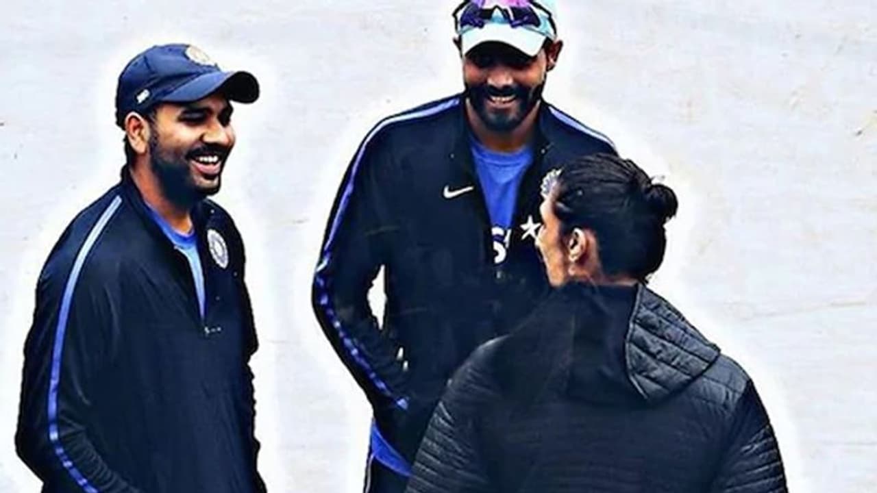 రోహిత్, జడేజాల మధ్య ఫుట్బాల్ స్టార్ ‘‘జ్లటాన్’’: కొంచెం జాగ్రత్తగా చూస్తే రోహిత్, జడేజాల మధ్య ఫుట్బాల్ స్టార్ ‘‘జ్లటాన్’’: కొంచెం జాగ్రత్తగా చూస్తే