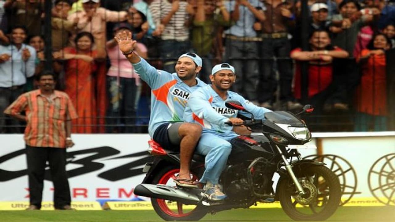 ভগবান ধোনির অটোগ্রাফ ভক্তের বাইকে, ভাইরাল হল ভিডিও ভগবান ধোনির অটোগ্রাফ ভক্তের বাইকে, ভাইরাল হল ভিডিও