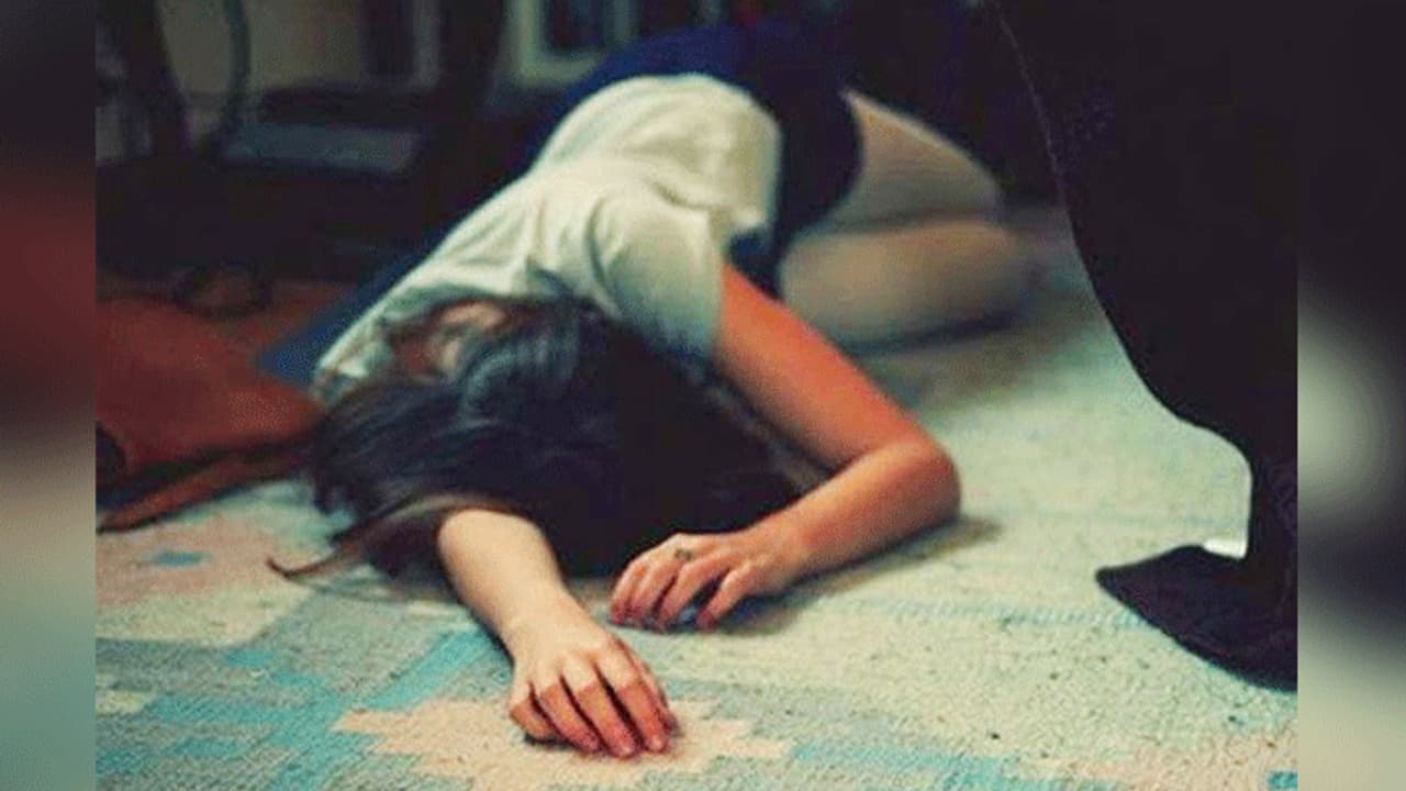 जीजा को पेड़ से बांधा और उसके सामने साली से 6 लोगों ने किया गैंगरेप, VIDEO भी किया वायरल जीजा को पेड़ से बांधा और उसके सामने साली से 6 लोगों ने किया गैंगरेप, VIDEO भी किया वायरल