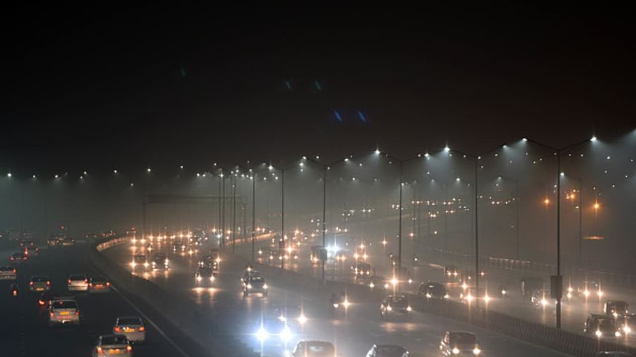 ರಾಷ್ಟ್ರ ರಾಜಧಾನಿ ದೆಹಲಿಯಲ್ಲಿ ಮತ್ತೆ ನಿರ್ಬಂಧ ಜಾರಿ, ಜೊತೆಗೊಂದು ಎಚ್ಚರಿಕೆ! ರಾಷ್ಟ್ರ ರಾಜಧಾನಿ ದೆಹಲಿಯಲ್ಲಿ ಮತ್ತೆ ನಿರ್ಬಂಧ ಜಾರಿ, ಜೊತೆಗೊಂದು ಎಚ್ಚರಿಕೆ!