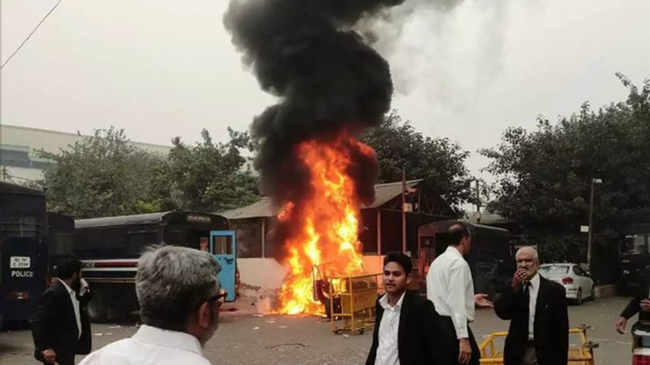 തിസ് ഹസാരി സംഘര്ഷം: തീവെപ്പ് ആരംഭിച്ചത് വനിതാ അഭിഭാഷക; തെളിവുമായി ദില്ലി പൊലീസ് തിസ് ഹസാരി സംഘര്ഷം: തീവെപ്പ് ആരംഭിച്ചത് വനിതാ അഭിഭാഷക; തെളിവുമായി ദില്ലി പൊലീസ്