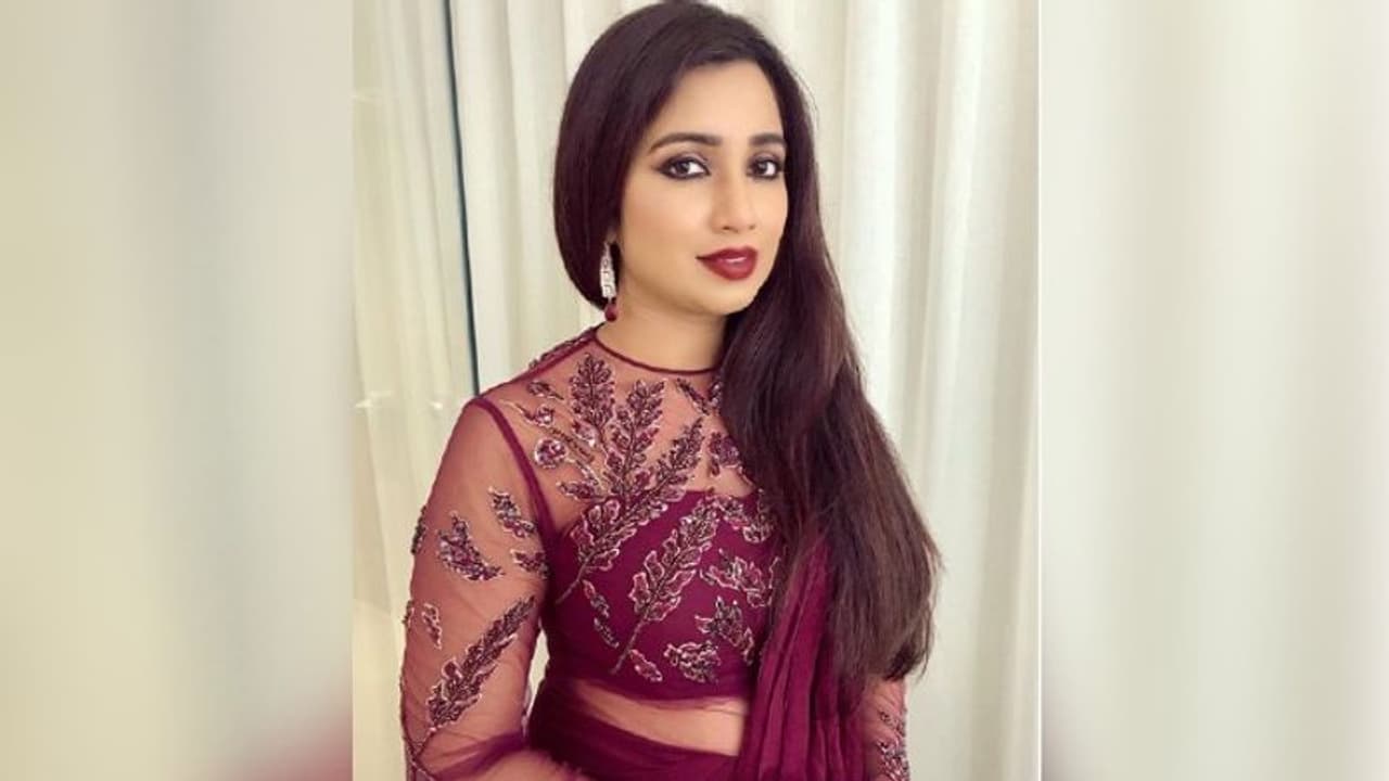 প্রকাশ্যে চুমু খেয়ে ভাইরাল হলেন শ্রেয়া ঘোষাল, দেখুন ভিডিও প্রকাশ্যে চুমু খেয়ে ভাইরাল হলেন শ্রেয়া ঘোষাল, দেখুন ভিডিও