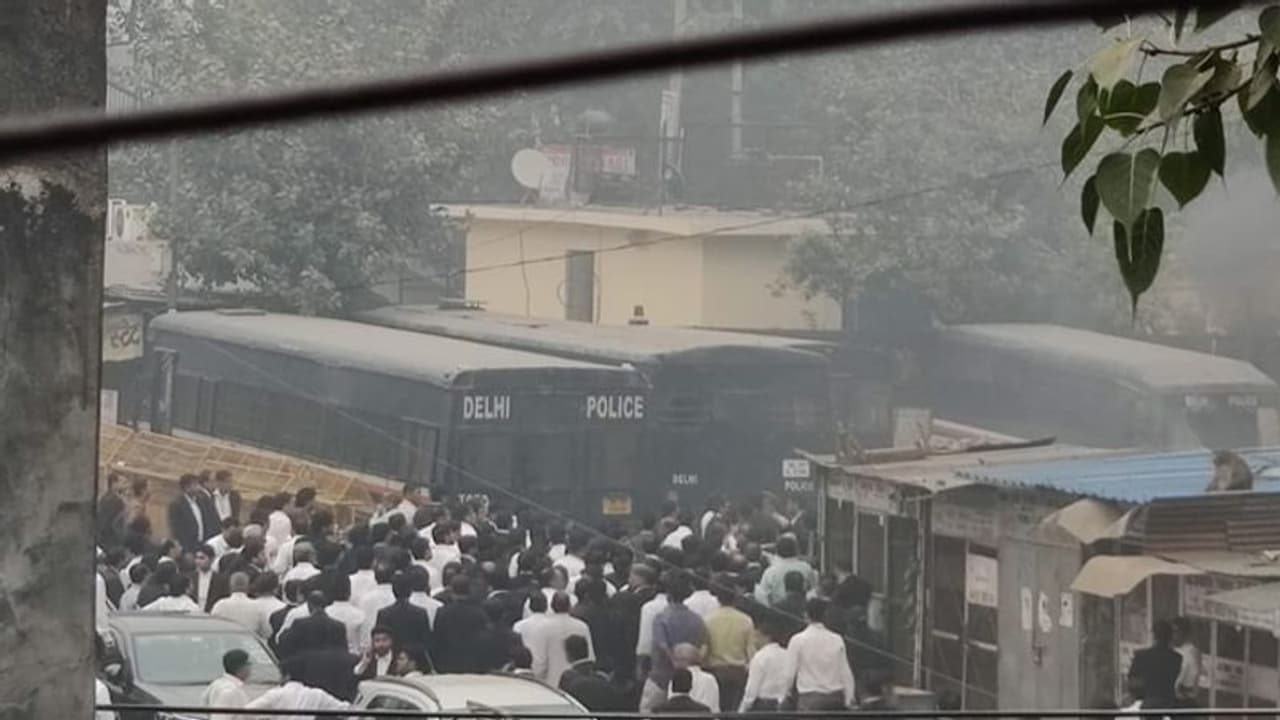 തീസ് ഹസാരി കോടതി സംഘര്ഷം; ക്രൈംബ്രാഞ്ച് പ്രത്യേക സംഘം അന്വേഷിക്കും തീസ് ഹസാരി കോടതി സംഘര്ഷം; ക്രൈംബ്രാഞ്ച് പ്രത്യേക സംഘം അന്വേഷിക്കും