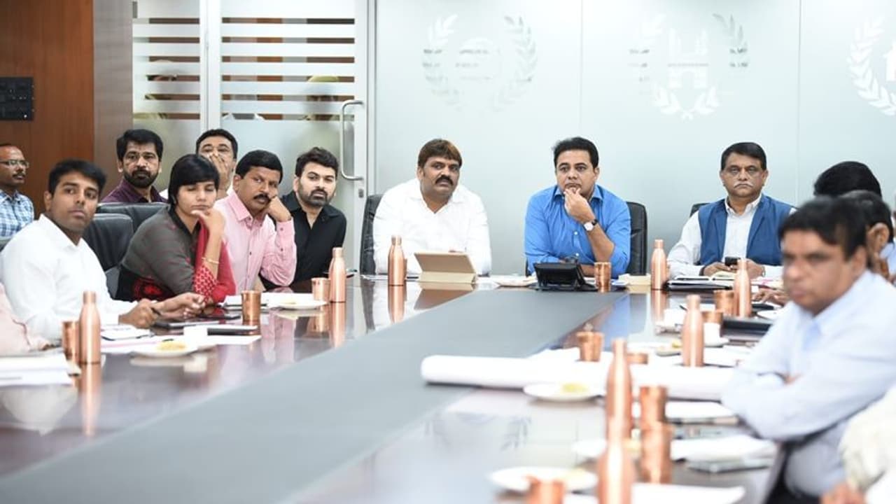 హైదరాబాద్ ట్రాఫిక్ చిక్కులకు చెక్... జీహెచ్ఎంసీ చేపట్టే చర్యలివే...: కేటీఆర్ హైదరాబాద్ ట్రాఫిక్ చిక్కులకు చెక్... జీహెచ్ఎంసీ చేపట్టే చర్యలివే...: కేటీఆర్