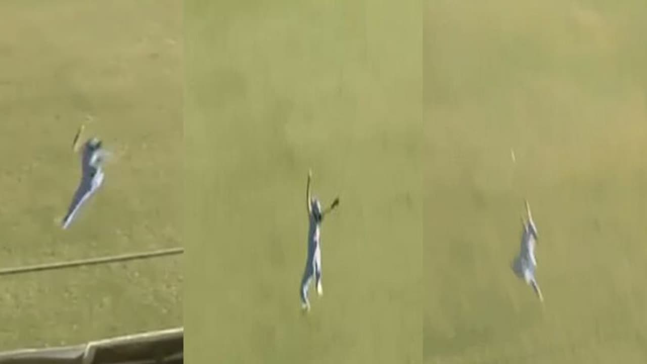 इस भारतीय महिला क्रिकेटर ने पकड़ा शानदार कैच, फैंस ने कहा "कैच ऑफ द सेंचुरी" इस भारतीय महिला क्रिकेटर ने पकड़ा शानदार कैच, फैंस ने कहा "कैच ऑफ द सेंचुरी"