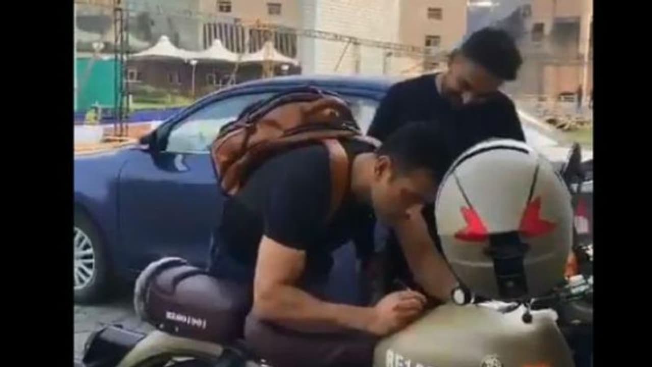 మిస్టర్ కూల్ ఎప్పుడూ స్పెషలే: ఆటోగ్రాఫ్ అడిగిన అభిమానికి ధోని సర్ప్రైజ్ మిస్టర్ కూల్ ఎప్పుడూ స్పెషలే: ఆటోగ్రాఫ్ అడిగిన అభిమానికి ధోని సర్ప్రైజ్