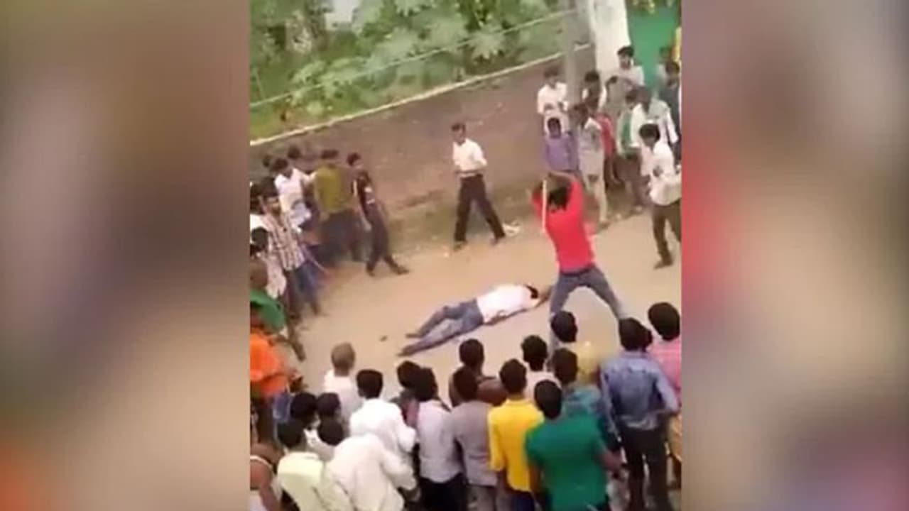 ഭാര്യയെ വെട്ടിക്കൊലപ്പെടുത്തിയ യുവാവിനെ നാട്ടുകാർ തല്ലിക്കൊന്നു ഭാര്യയെ വെട്ടിക്കൊലപ്പെടുത്തിയ യുവാവിനെ നാട്ടുകാർ തല്ലിക്കൊന്നു