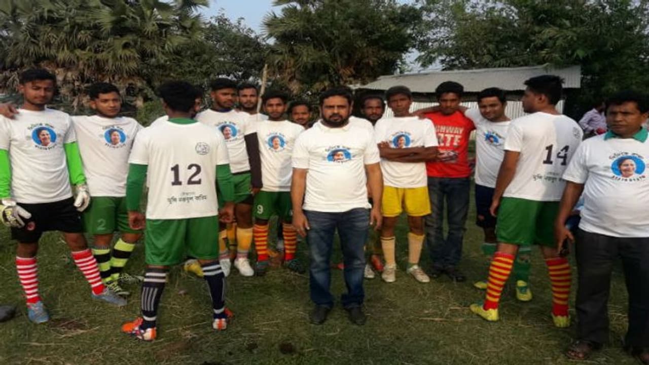 দলের নাম 'দিদিকে বলো', আস্ত ফুটবল টিম নামিয়ে দিলেন তৃণমূল নেতা দলের নাম 'দিদিকে বলো', আস্ত ফুটবল টিম নামিয়ে দিলেন তৃণমূল নেতা