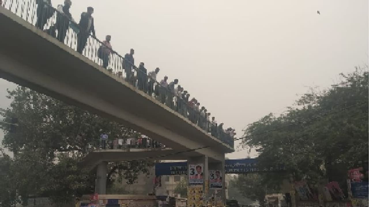 పోలీసు వాహనాలకు నిప్పు, లాయర్లపై పోలీసుల కాల్పులు.. పోలీసు వాహనాలకు నిప్పు, లాయర్లపై పోలీసుల కాల్పులు..