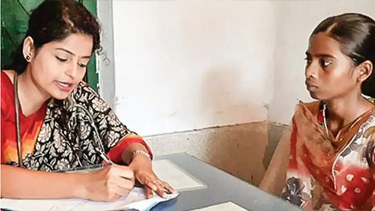 6 दिन नौकरी..सातवें दिन डॉक्टरी का काम, गरीबों के लिए मसीहा से कम नहीं है ये IAS 6 दिन नौकरी..सातवें दिन डॉक्टरी का काम, गरीबों के लिए मसीहा से कम नहीं है ये IAS