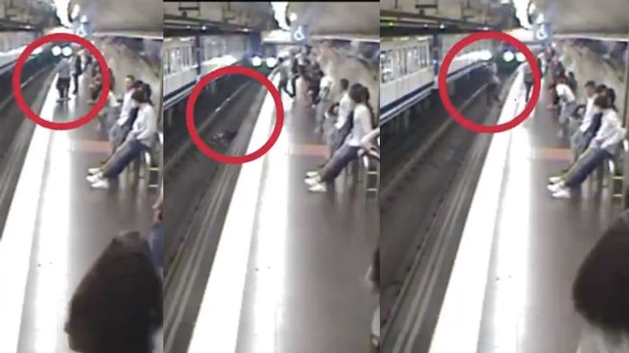 മൊബൈലിൽ സംസാരം, പ്ലാറ്റ്ഫോം അവസാനിച്ചതറിഞ്ഞില്ല; യുവതി ട്രെയിനിന് മുന്നിലേക്ക് വീണു വീഡിയോ മൊബൈലിൽ സംസാരം, പ്ലാറ്റ്ഫോം അവസാനിച്ചതറിഞ്ഞില്ല; യുവതി ട്രെയിനിന് മുന്നിലേക്ക് വീണു വീഡിയോ