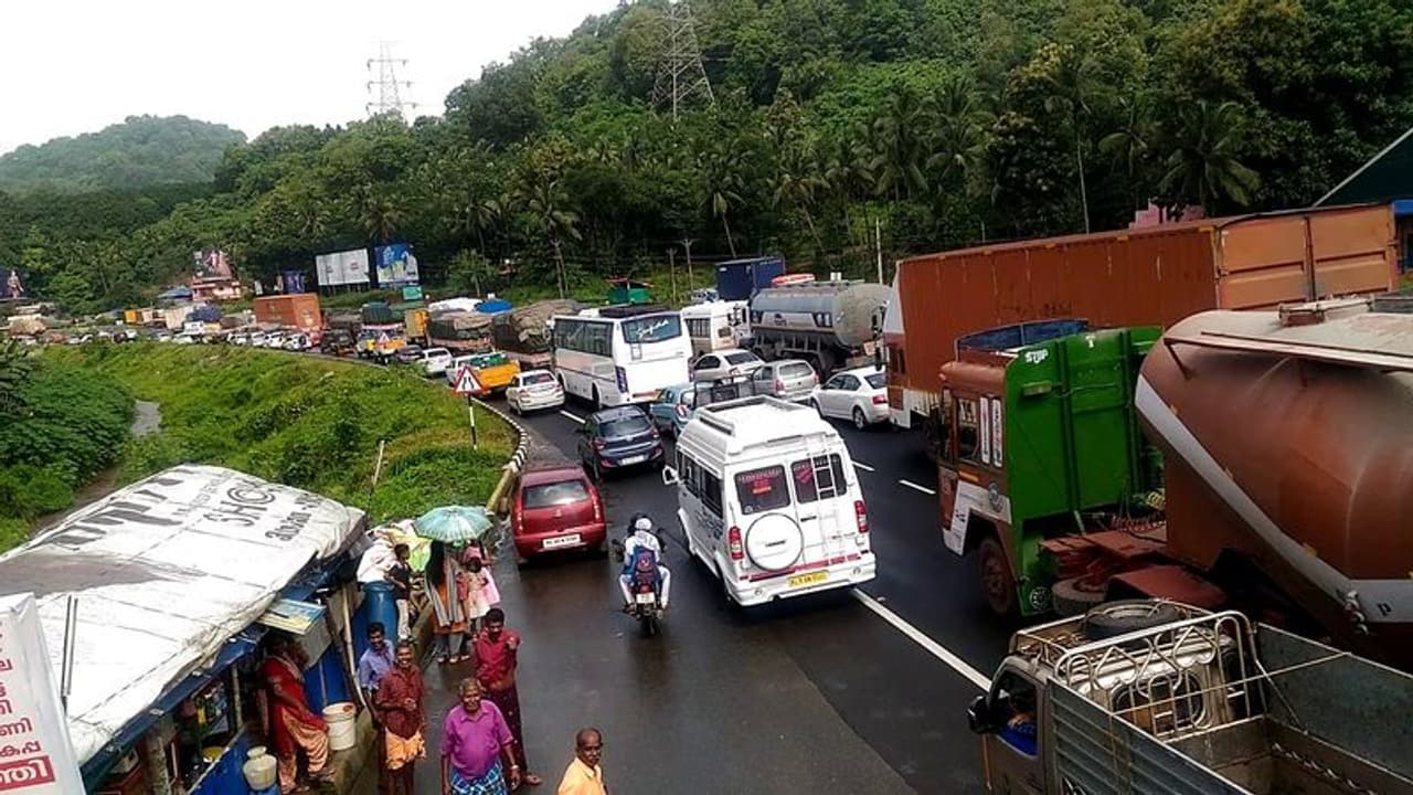 തീരാക്കുരുക്കായി കുതിരാൻ; സ്വകാര്യ ബസുടമകളുടെ പ്രതിഷേധം തുടരുന്നു തീരാക്കുരുക്കായി കുതിരാൻ; സ്വകാര്യ ബസുടമകളുടെ പ്രതിഷേധം തുടരുന്നു
