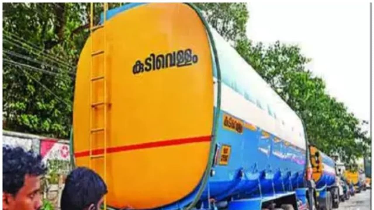 പൈപ്പ് പൊട്ടൽ തുടർക്കഥ; ആലപ്പുഴ നഗരത്തിൽ കുടിവെള്ള വിതരണം നിലച്ചു പൈപ്പ് പൊട്ടൽ തുടർക്കഥ; ആലപ്പുഴ നഗരത്തിൽ കുടിവെള്ള വിതരണം നിലച്ചു