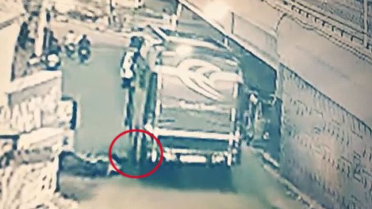 యువతిని బలి తీసుకున్న హైదరాబాద్ రోడ్లు.. వీడియో వైరల్ యువతిని బలి తీసుకున్న హైదరాబాద్ రోడ్లు.. వీడియో వైరల్