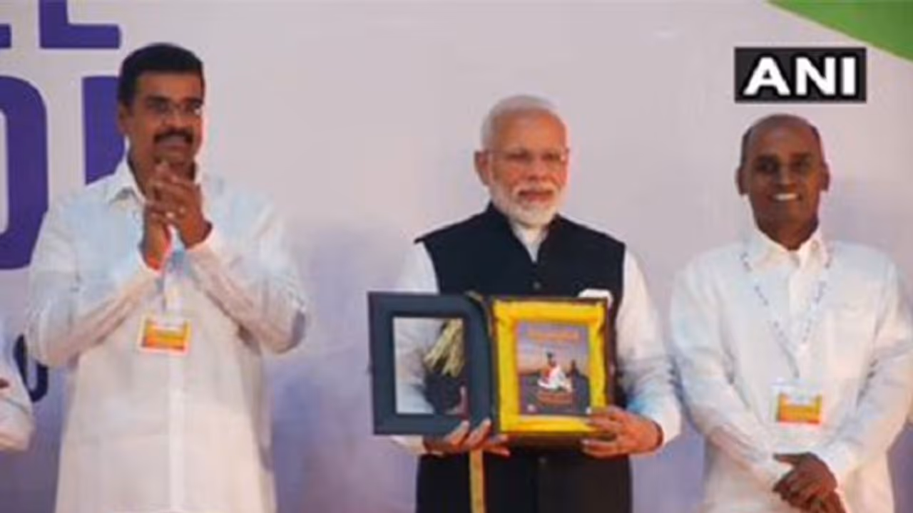 தாய்லாந்து மொழியில் மொழிபெயர்க்கப்பட்ட திருக்குறள் !! பிரதமர் மோடி வெளியிட்டார் !! தாய்லாந்து மொழியில் மொழிபெயர்க்கப்பட்ட திருக்குறள் !! பிரதமர் மோடி வெளியிட்டார் !!