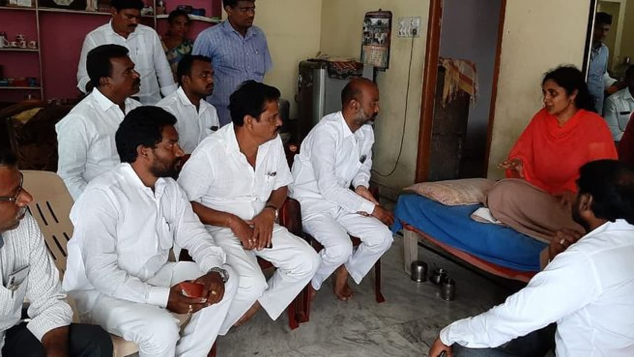 RTC Strike: కరీంనగర్ లో ఉద్రిక్తత... గాయపడ్డ మహిళా కండక్టర్ కు ఎంపీ పరామర్శ RTC Strike: కరీంనగర్ లో ఉద్రిక్తత... గాయపడ్డ మహిళా కండక్టర్ కు ఎంపీ పరామర్శ