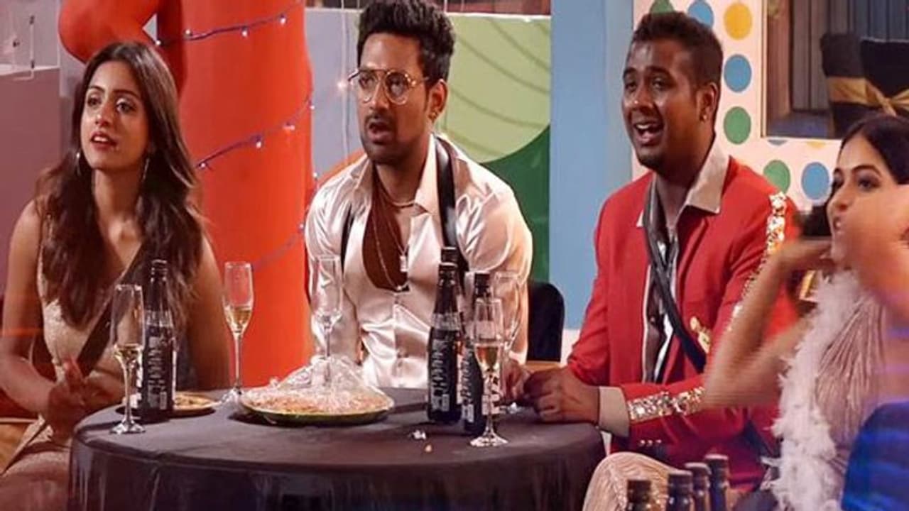 Bigg Boss 3: మాస్ సాంగ్స్, డాన్స్ లతో రచ్చ చేసిన హౌస్ మేట్స్! Bigg Boss 3: మాస్ సాంగ్స్, డాన్స్ లతో రచ్చ చేసిన హౌస్ మేట్స్!