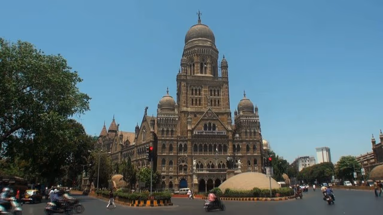 சாலையில் பள்ளம் இருக்கா, செல்பி எடுத்து தகவல் கொடுத்தால் ரூ.500 பரிசு சாலையில் பள்ளம் இருக்கா, செல்பி எடுத்து தகவல் கொடுத்தால் ரூ.500 பரிசு