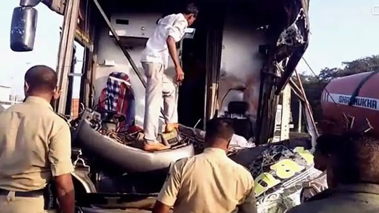 ತುಮಕೂರು : ಬಸ್ ಲಾರಿ ನಡುವೆ ಭೀಕರ ಅಪಘಾತ ತುಮಕೂರು : ಬಸ್ ಲಾರಿ ನಡುವೆ ಭೀಕರ ಅಪಘಾತ