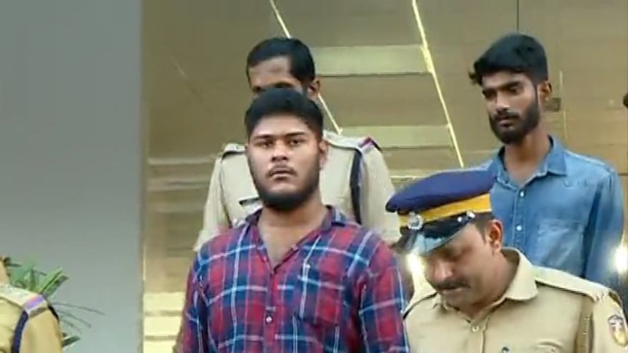 യുഎപിഎ അറസ്റ്റ്: അലനെയും താഹയെയും കസ്റ്റഡിയിൽ വാങ്ങാൻ പൊലീസ് യുഎപിഎ അറസ്റ്റ്: അലനെയും താഹയെയും കസ്റ്റഡിയിൽ വാങ്ങാൻ പൊലീസ്