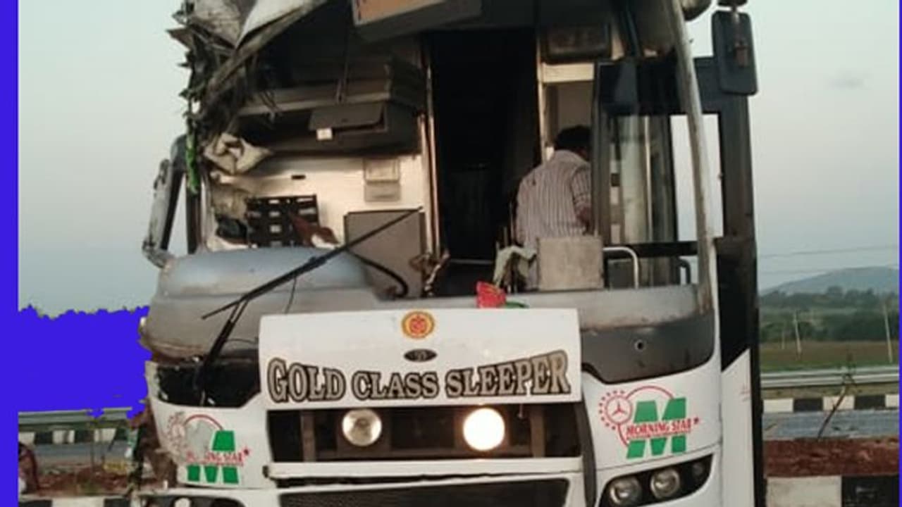 ಭೀಕರ ಬಸ್ ಅಪಘಾತ : 6 ಜನರ ಸ್ಥಿತಿ ಗಂಭೀರ ಭೀಕರ ಬಸ್ ಅಪಘಾತ : 6 ಜನರ ಸ್ಥಿತಿ ಗಂಭೀರ