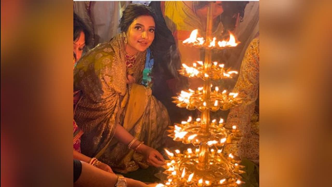 বাড়ির গিন্নির মতো নিষ্ঠা মেনে বাগদেবীর আরাধনায় মাতলেন শুভশ্রী, শেয়ার করলেন ভিডিও