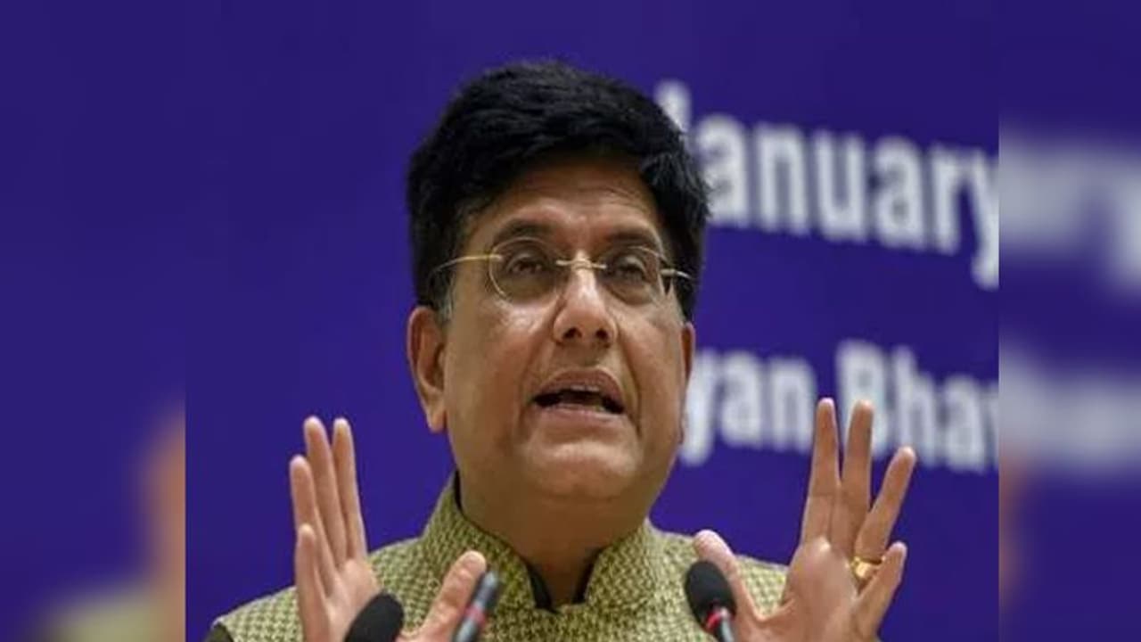 ರೈಲಿನೊಳಗಿನ ಸೇವೆ ಮಾತ್ರ ಖಾಸಗಿಗೆ, ಇಡೀ ರೈಲ್ವೆಯನ್ನಲ್ಲ: ಕೇಂದ್ರದ ಸ್ಪಷ್ಟನೆ ರೈಲಿನೊಳಗಿನ ಸೇವೆ ಮಾತ್ರ ಖಾಸಗಿಗೆ, ಇಡೀ ರೈಲ್ವೆಯನ್ನಲ್ಲ: ಕೇಂದ್ರದ ಸ್ಪಷ್ಟನೆ