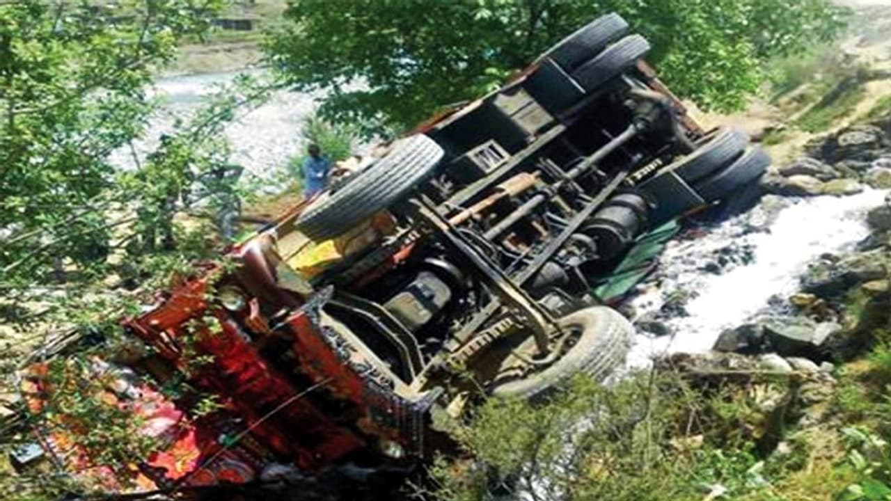 यहां सड़क से फिसला ट्रक और बच्ची समेत तीन लोगों की हो गई मौत यहां सड़क से फिसला ट्रक और बच्ची समेत तीन लोगों की हो गई मौत