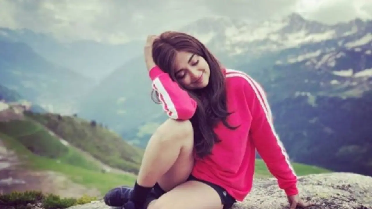 প্রকৃতির কোলে যোগাসনে মত্ত মোনালি, ভাইরাল শরীরচর্চার ভিডিও প্রকৃতির কোলে যোগাসনে মত্ত মোনালি, ভাইরাল শরীরচর্চার ভিডিও