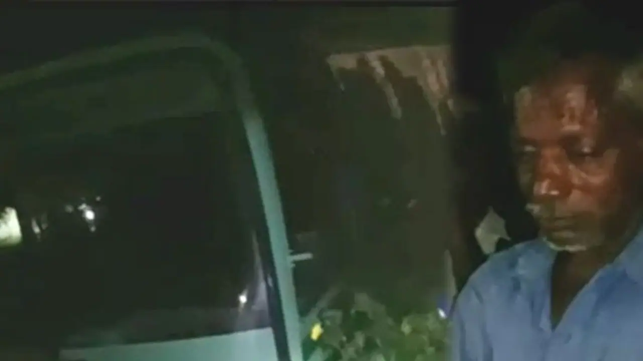 குடிபோதையில் அரசு பேருந்தை பள்ளத்தில் இறக்கிய ஓட்டுனர்..! அதிர்ஷ்டவசமாக உயிர் தப்பிய பயணிகள்..! குடிபோதையில் அரசு பேருந்தை பள்ளத்தில் இறக்கிய ஓட்டுனர்..! அதிர்ஷ்டவசமாக உயிர் தப்பிய பயணிகள்..!