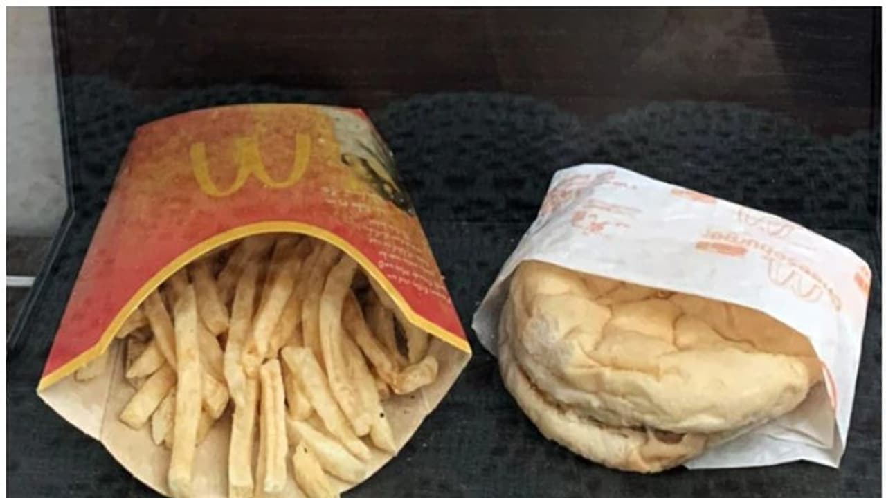 പത്ത് വർഷമായി കേടാകാത്ത മക്ഡൊണാൾഡ്സിന്റെ ചീസ് ബർഗർ പത്ത് വർഷമായി കേടാകാത്ത മക്ഡൊണാൾഡ്സിന്റെ ചീസ് ബർഗർ