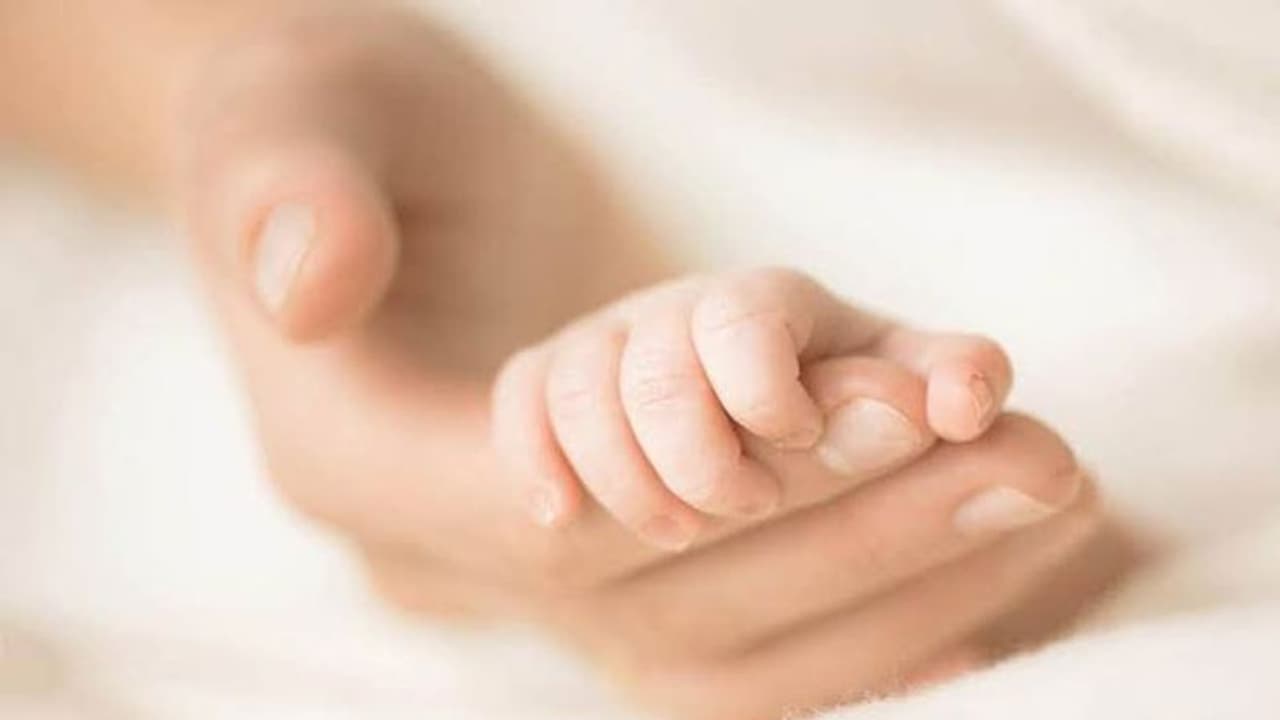 క్యాన్సర్ సోకిన తల్లిని చేతులపై ఎత్తుకొని తిప్పిన కొడుకు, చివరికి...