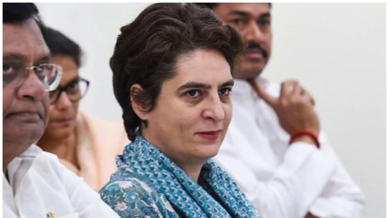 മോദി സർക്കാർ ചാര സർക്കാരെന്ന് കോണ്ഗ്രസ്; പ്രിയങ്ക ഗാന്ധിയുടെ ഫോണും ചോർത്തിയെന്ന് ആരോപണം മോദി സർക്കാർ ചാര സർക്കാരെന്ന് കോണ്ഗ്രസ്; പ്രിയങ്ക ഗാന്ധിയുടെ ഫോണും ചോർത്തിയെന്ന് ആരോപണം