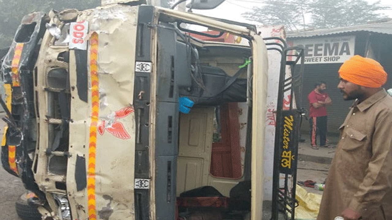 BMW बनी मौत की कार, 6 लोगों ने तड़पते तड़पते तोड़ा दम, कोई नहीं था उनको बचाने वाला BMW बनी मौत की कार, 6 लोगों ने तड़पते तड़पते तोड़ा दम, कोई नहीं था उनको बचाने वाला