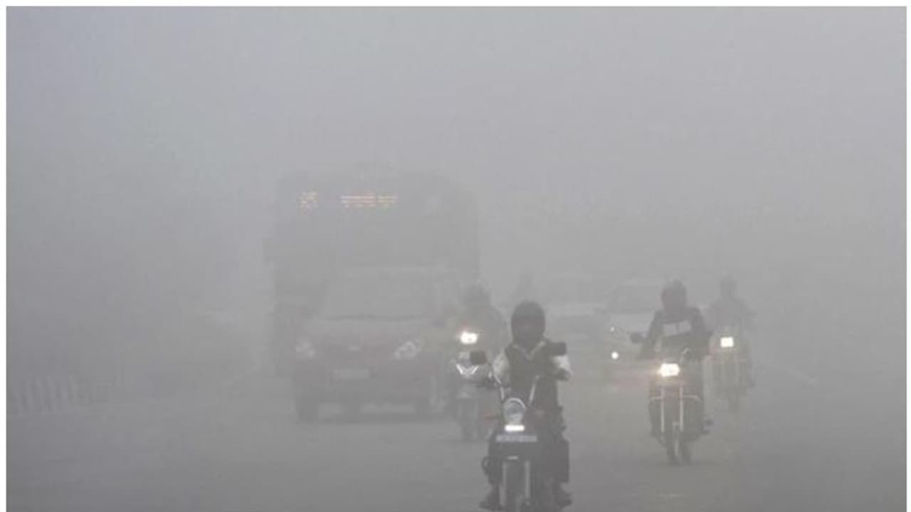 ദില്ലിയിലെ വായു മലിനീകരണം: കേന്ദ്ര സർക്കാർ എന്തു ചെയ്തുവെന്ന് ആം ആദ്മി പാർട്ടി ദില്ലിയിലെ വായു മലിനീകരണം: കേന്ദ്ര സർക്കാർ എന്തു ചെയ്തുവെന്ന് ആം ആദ്മി പാർട്ടി