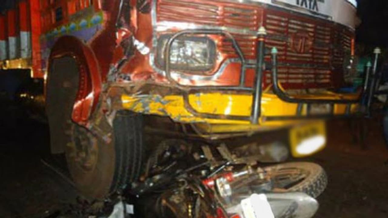 பஞ்சராகி நின்ற லாரி மீது இருசக்கர வாகனம் பயங்கர மோதல்... தூக்கிவீசப்பட்ட 2 கல்லூரி மாணவர்கள் பலி..!