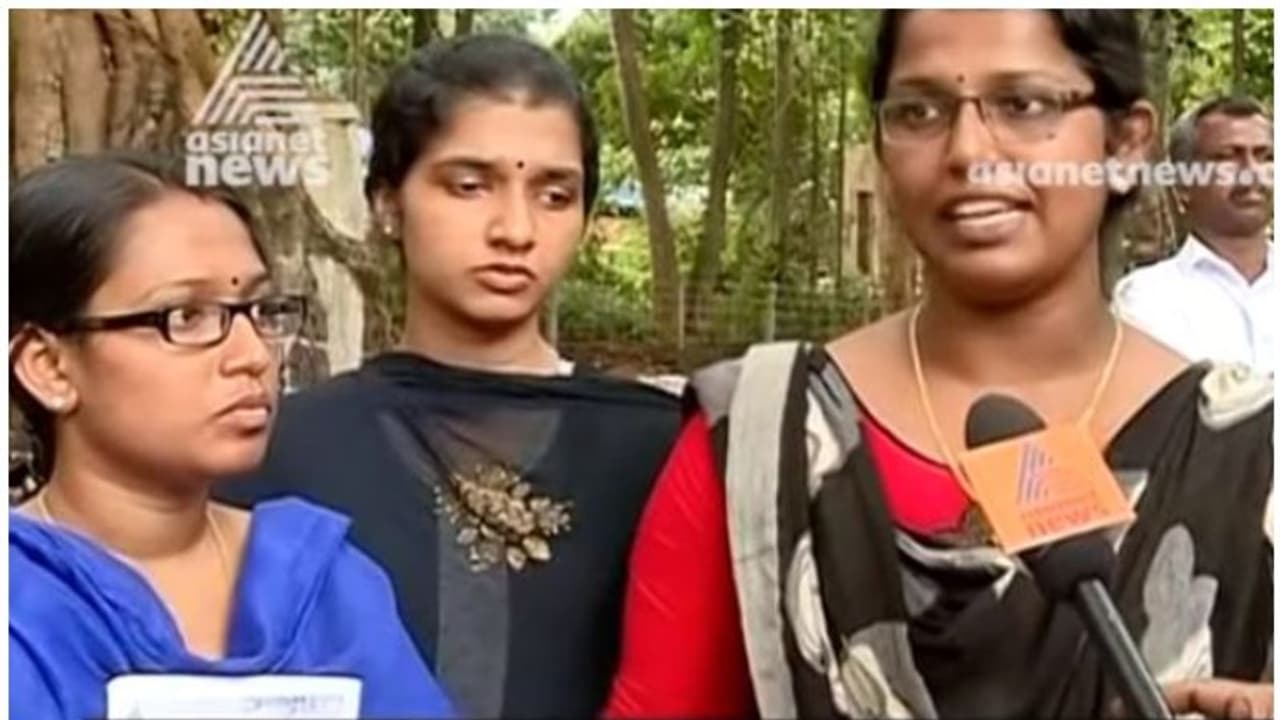 കുടിശ്ശിക അടച്ച് തീർക്കാൻ തയ്യാറായിട്ടും വസ്തു വിട്ട് നല്കുന്നില്ലെന്ന് പരാതി; സമരവുമായി ഒരു കുടുംബം കുടിശ്ശിക അടച്ച് തീർക്കാൻ തയ്യാറായിട്ടും വസ്തു വിട്ട് നല്കുന്നില്ലെന്ന് പരാതി; സമരവുമായി ഒരു കുടുംബം