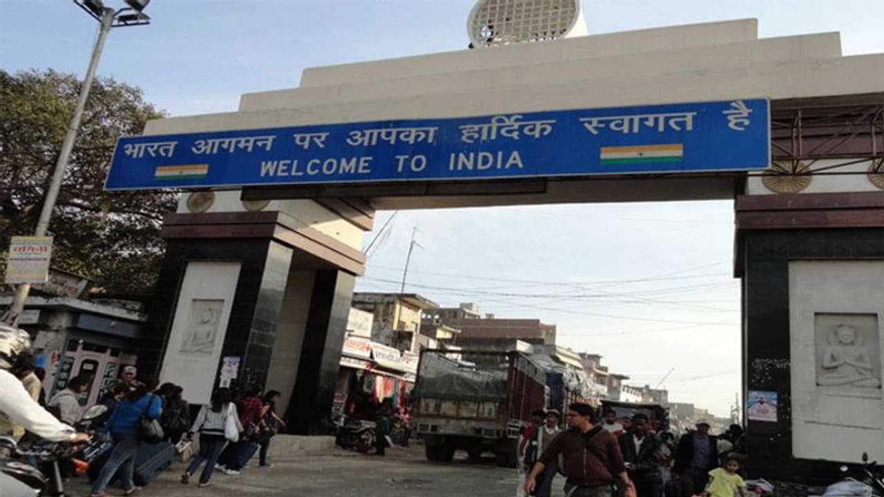 यूपी नेपाल सीमा से तीन महिलाओं समेत पांच तस्कर गिरफ्तार, करते थे यह काला कारनामा यूपी नेपाल सीमा से तीन महिलाओं समेत पांच तस्कर गिरफ्तार, करते थे यह काला कारनामा