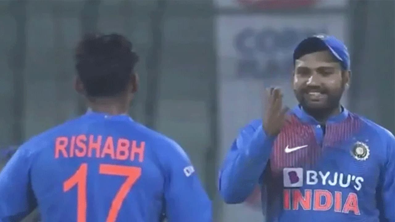 రివ్యూ కి ఒప్పించిన పంత్.... రోహిత్ కామిక్ రియాక్షన్ రివ్యూ కి ఒప్పించిన పంత్.... రోహిత్ కామిక్ రియాక్షన్