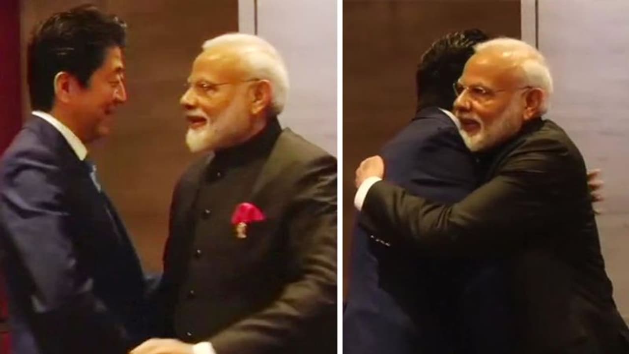 बैंकॉक: पीएम मोदी ने जापान के पीएम शिंजो आबे से की मुलाकात बैंकॉक: पीएम मोदी ने जापान के पीएम शिंजो आबे से की मुलाकात
