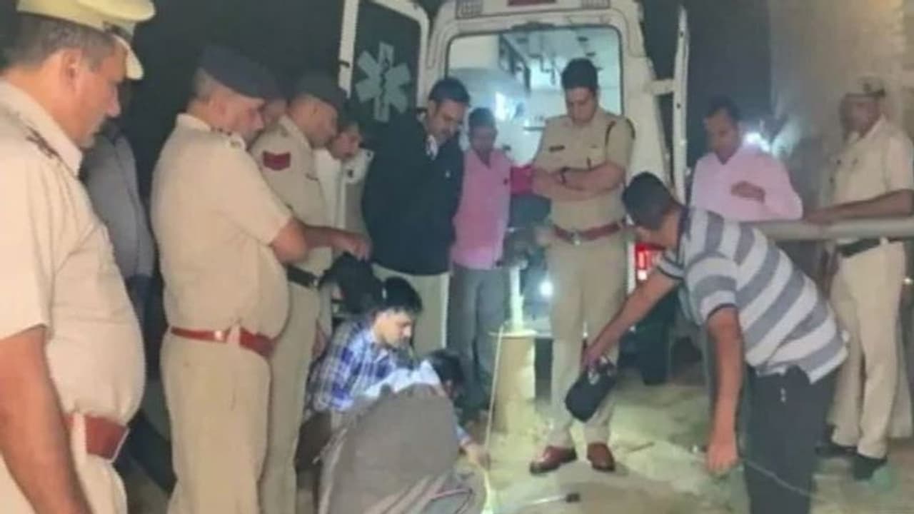 బోరు బావిలో పడిన ఐదేళ్ల బాలిక: కొనసాగుతున్న సహాయక చర్యలు బోరు బావిలో పడిన ఐదేళ్ల బాలిక: కొనసాగుతున్న సహాయక చర్యలు