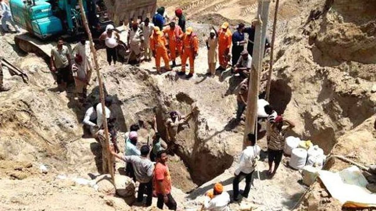 ஆழ்துளை கிணற்றில் விழுந்து மீண்டும் ஒரு சிறுமி பலி..! அடுத்த பயங்கர சம்பவம்..! ஆழ்துளை கிணற்றில் விழுந்து மீண்டும் ஒரு சிறுமி பலி..! அடுத்த பயங்கர சம்பவம்..!