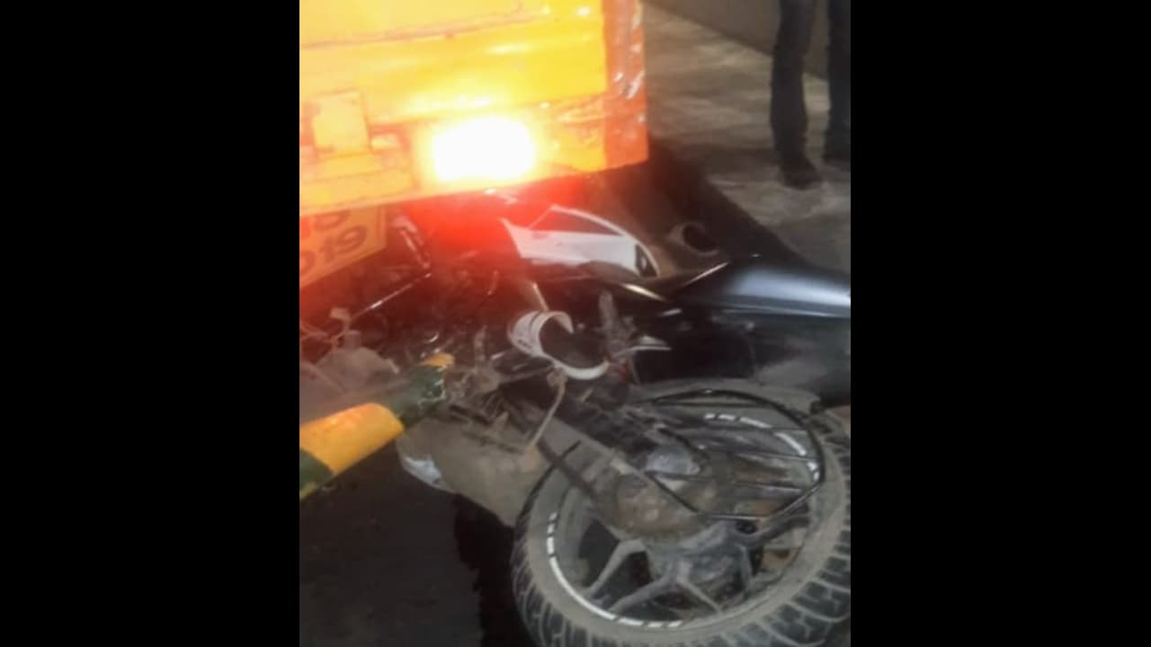 நடுராத்திரி 1 மணிக்கு ரேஸ் ஓட்டிய காலேஜ் பாய்ஸ்..!! நின்றுகொண்டிருந்த வேனில் மோதி நடந்த பயங்கரம்..!!