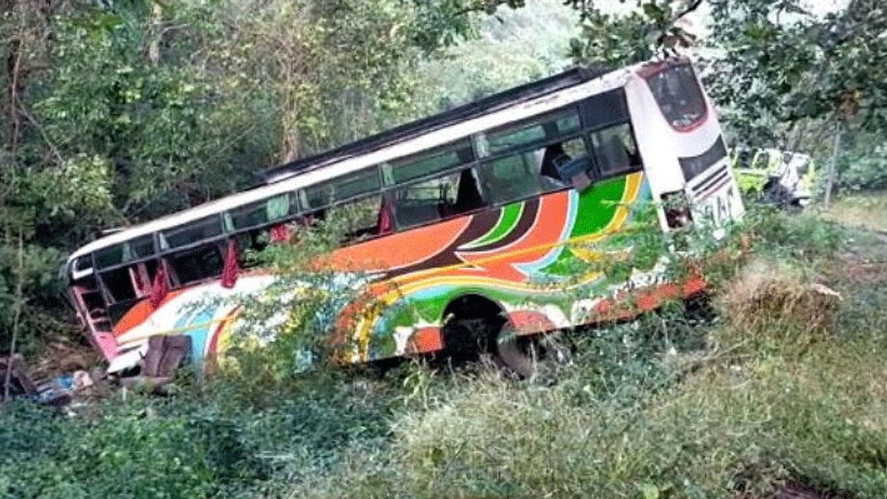 दिल दहलाने देने वाला मंजर: नींद में थे यात्री तभी 60 फीट गहरी खाई में जा गिरी बस, 5 की मौके पर मौत दिल दहलाने देने वाला मंजर: नींद में थे यात्री तभी 60 फीट गहरी खाई में जा गिरी बस, 5 की मौके पर मौत