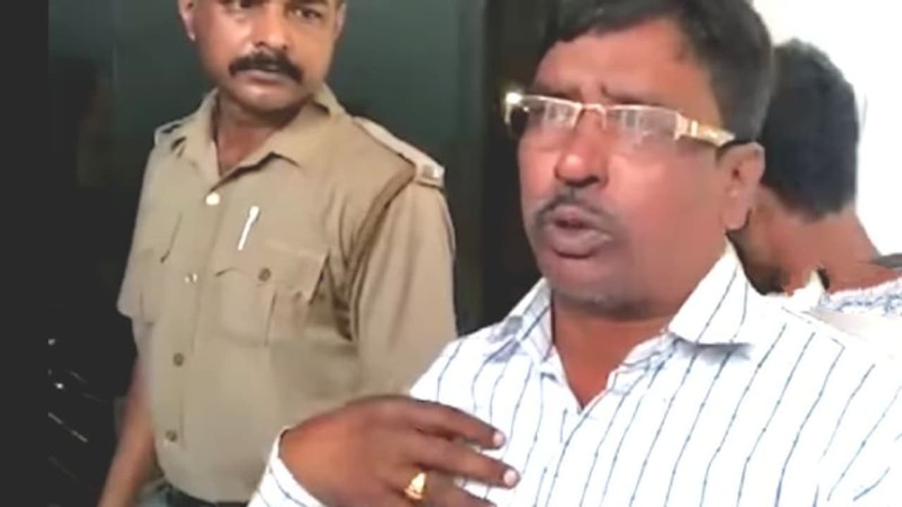 থানায় ঢুকে অফিসারকে মারধর, জেল হেফাজতে তৃণমূল নেতা