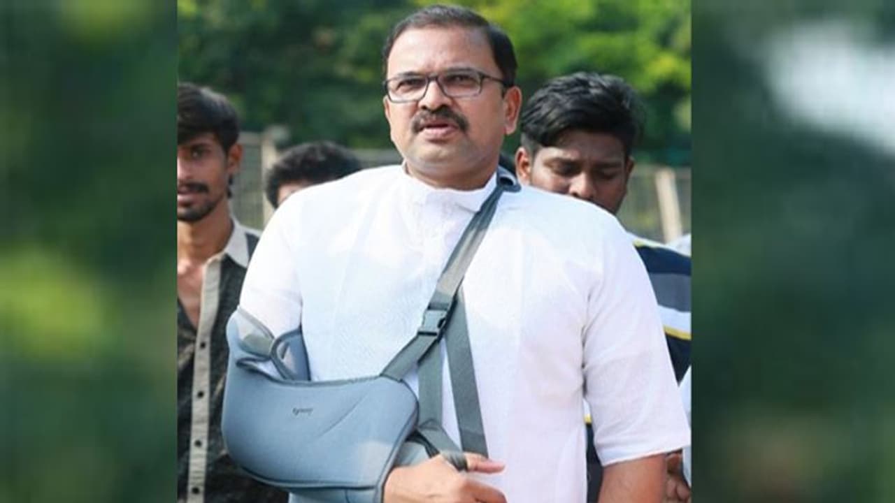 పుకార్లకు చెక్: చేతికి కట్టుతో పవన్ లాంగ్ మార్చ్ లో మాజీ జెడీ లక్ష్మినారాయణ