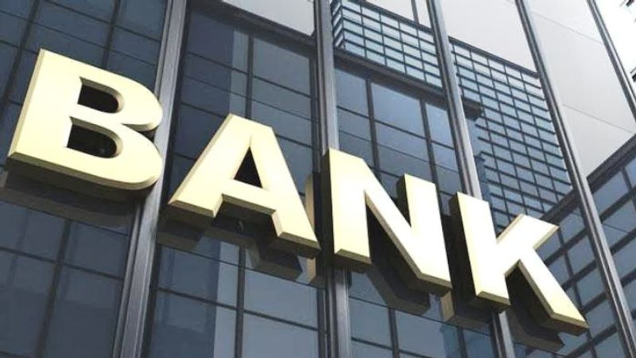 ఐదేళ్లలో 3,427 బ్యాంకుల... మూసివేత...ఎందుకంటే...?