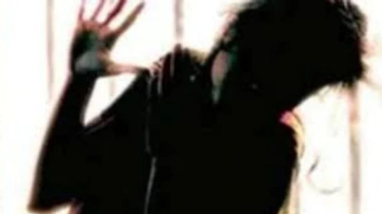 വീട്ടിൽ തിരിച്ചെത്തിയപ്പോൾ കട്ടിലിൽ ഒരാൾ കിടക്കുന്നു, പൊലിസിനെ അറിയിച്ചു; എത്തുമ്പോഴേക്കും വൃദ്ധയെ ആക്രമിച്ചു വീട്ടിൽ തിരിച്ചെത്തിയപ്പോൾ കട്ടിലിൽ ഒരാൾ കിടക്കുന്നു, പൊലിസിനെ അറിയിച്ചു; എത്തുമ്പോഴേക്കും വൃദ്ധയെ ആക്രമിച്ചു