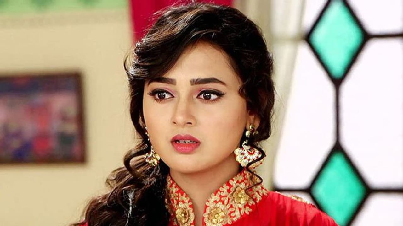 అసభ్యకర వీడియోలు చూపిస్తూ.. సీరియల్ నటి కామెంట్స్! అసభ్యకర వీడియోలు చూపిస్తూ.. సీరియల్ నటి కామెంట్స్!