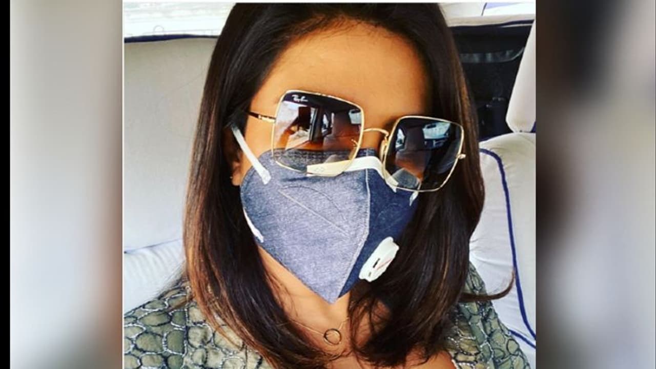 ধূমপানেও ছড়ায় দূষণ, মাস্ক পরায় প্রিয়ঙ্কাকে কটাক্ষ নেটিজেনদের ধূমপানেও ছড়ায় দূষণ, মাস্ক পরায় প্রিয়ঙ্কাকে কটাক্ষ নেটিজেনদের